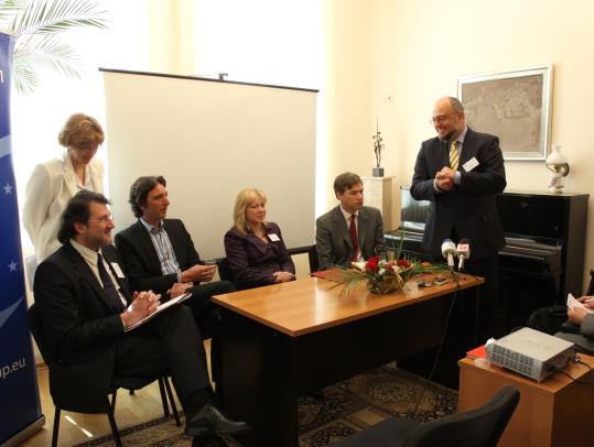 Емил Стоянов приветства участниците в Международната конференция "Необходими стъпки за интегриране на България в европейското начинание "Еуропеана", организирана по негова инициатива на 23 и 24 април 2010 г. в Пловдив. Отляво надясно на масата са Дерелиев
